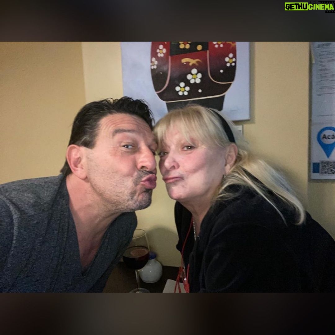 Graciela Pal Instagram - Te amo amigo @soy_desantodd Que reconfortante es pasar tiempo con vos!
