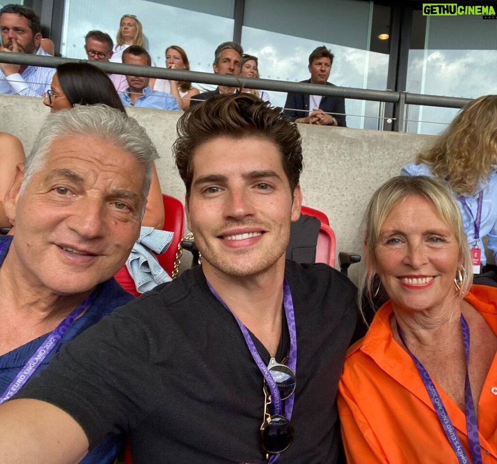 Gregg Sulkin Instagram - IT’S COMING HOME!!!! 🏴󠁧󠁢󠁥󠁮󠁧󠁿🏴󠁧󠁢󠁥󠁮󠁧󠁿🏴󠁧󠁢󠁥󠁮󠁧󠁿🏴󠁧󠁢󠁥󠁮󠁧󠁿our country is so proud of you Lionesses 🦁🦁🦁