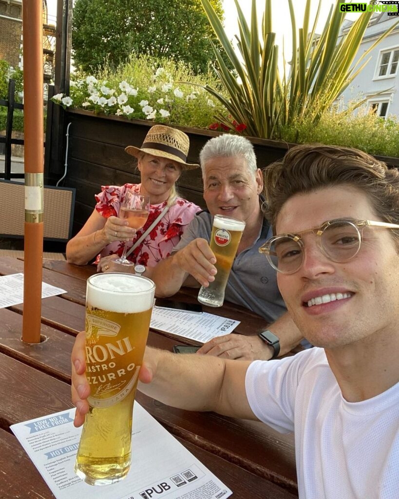 Gregg Sulkin Instagram - First beer in months after being on a strict diet for production 🏴󠁧󠁢󠁥󠁮󠁧󠁿🍺 London, United Kingdom