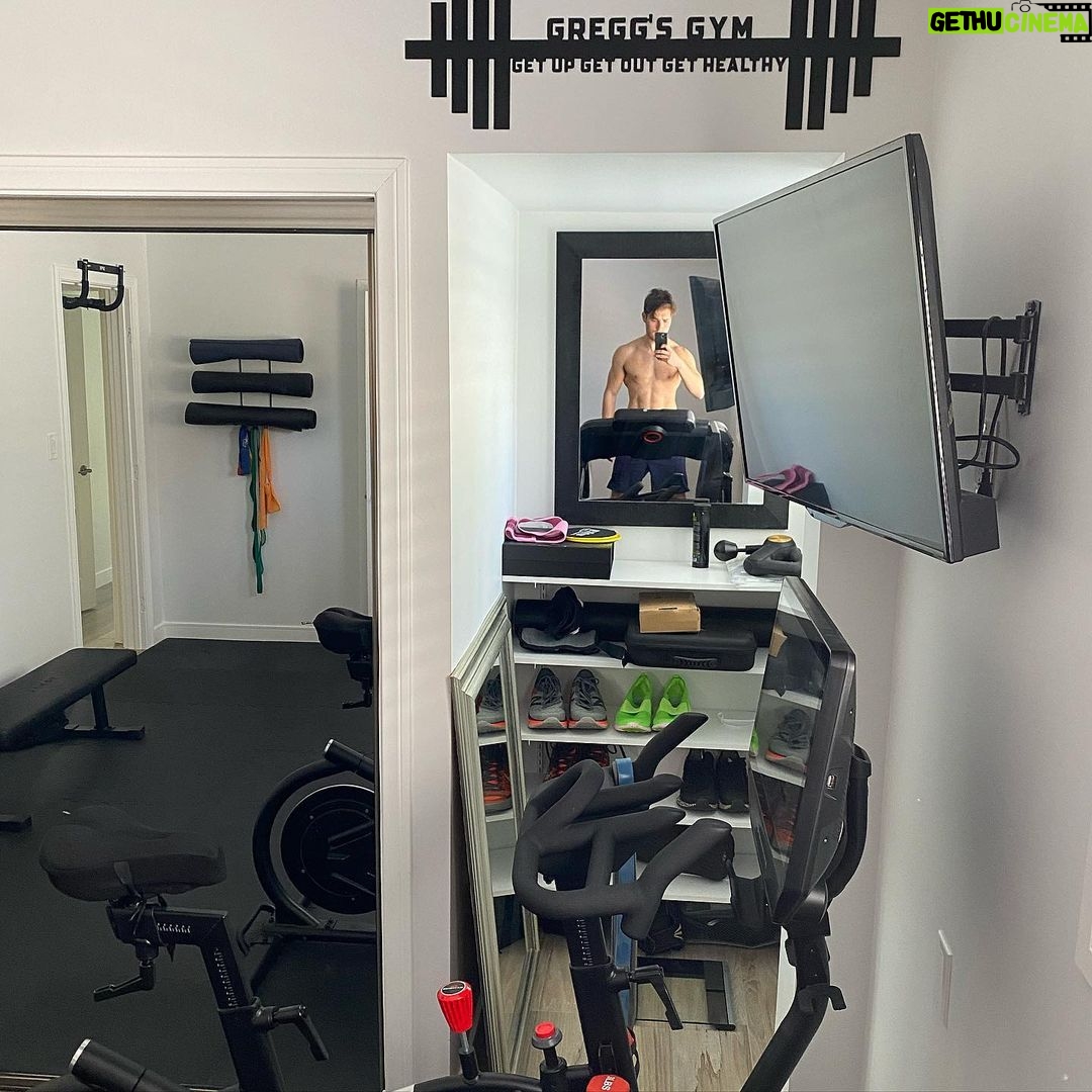 Gregg Sulkin Instagram - Finishing strong 🕺