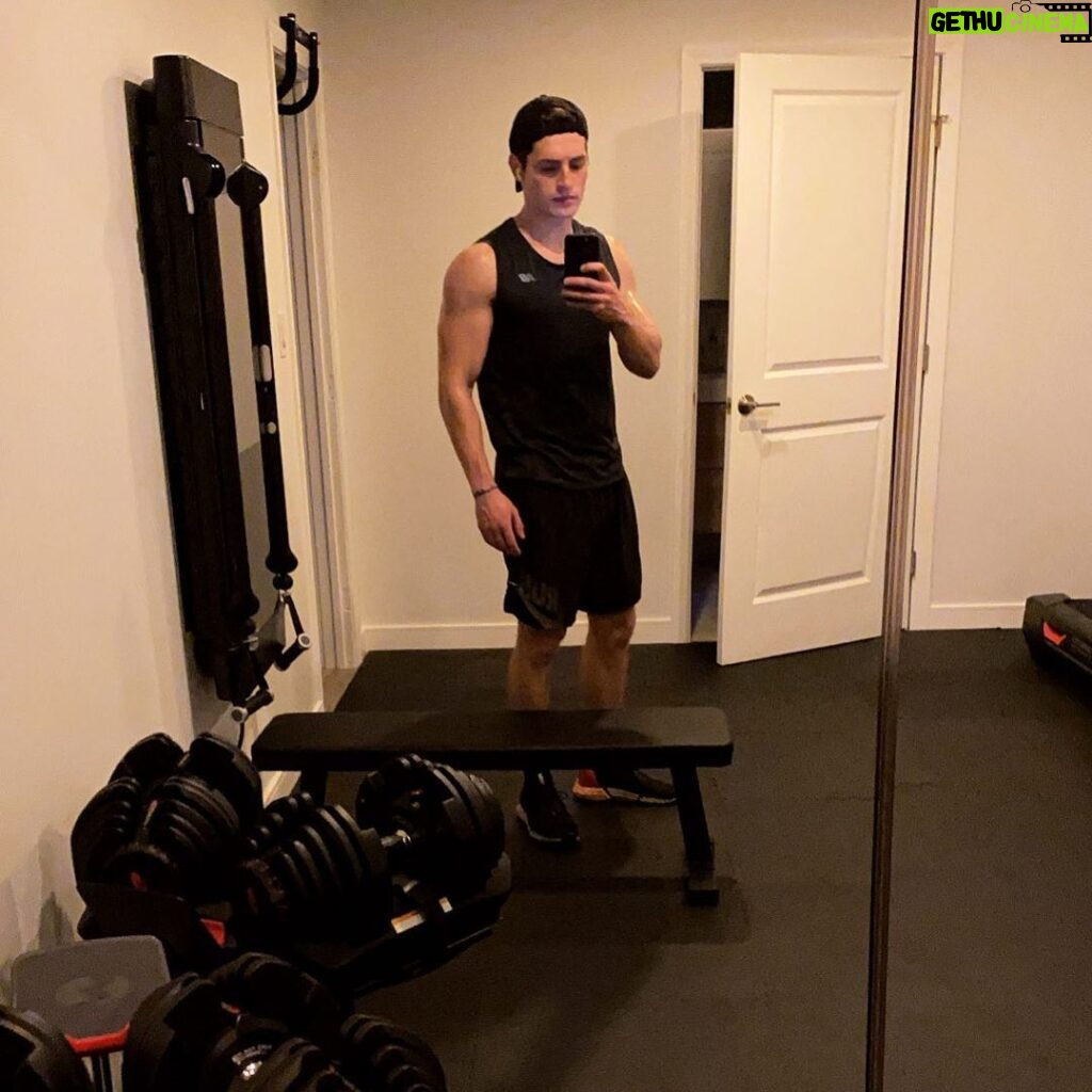 Gregg Sulkin Instagram - Morning workout. Wanted to press the snooze button this morning, but now I’m happy I didn’t. It’s always worth it! 💪