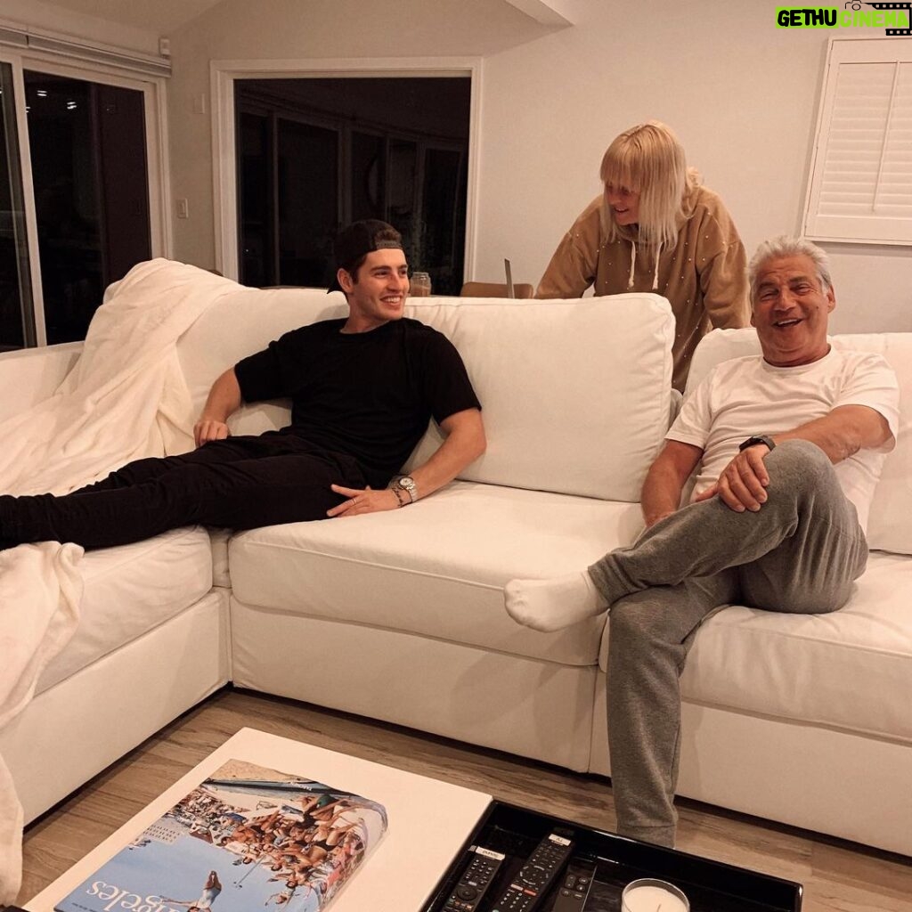 Gregg Sulkin Instagram - Thankful I got to see my parents for the first time since the Pandemic began 🙏 @lovesac #LoveSacFamily