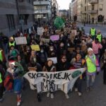 Greta Thunberg Instagram – Today people all over the world again took it to the streets, striking to #UprootTheSystem and protesting for a secure present and future. But we have only just begun! Thank you to everyone who participated and a special thank you to all the local organisers who have worked tirelessly to make this possible!
(Picture from Stockholm where thousands joined the school strike for the climate, cred to Adam Karls Johansson) Stockholm, Sweden