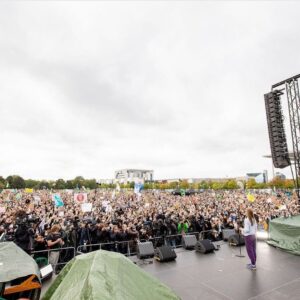 Greta Thunberg Instagram - We’re back! Today has been amazing, we were over 100 000 on the strike in Berlin and 620 000 in Germany alone along with many others all over the world, asking world leaders to #UprootTheSystem . There were strikes in over 80 countries! #FridaysForFuture #ClimateStrike 📸: @jana_legler_photography