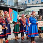 Greta Thunberg Instagram - Igår arrangerade vi Gápna ja Leaváža Nuorat (unga i Gabna och Laevas samebyar) en minnesceremoni för förlorade marker och en demonstration ‘STOPP TILL FORTSATT EXPLOATERING’ i Giron/Kiruna. Manifestationen genomfördes med tillrest stöd ifrån @fridaysforfuture.swe @gretathunberg @saminuorra @noerehorg mfl. LKAB offentliggjorde i januari 2023 nyheten och önskan om att öppna ännu en gruva nära Giron/Kiruna gällande den malmfyndigheten som kallas ”Per Geijer”- malmen. LKAB har sedan länge känt till att det finns förekomst av jordartsmetaller i Kiruna då slaggen, det vill säga det som redan brutits i befintliga gruvor, innehåller låga halter. LKAB skulle kunna ta vara på jordartsmetallerna i slaggen, men det är en mer komplicerad process - för statliga LKAB - än att fortsätta som vanligt och fortsatt ta ännu mer urfolksmark i anspråk för att öppna ännu fler gruvor, för ta upp ännu mer ny malm. På Gabna och Laevas samebyars marker finns redan LKAB-gruvorna; Kiirunavaara, Mertainen, Leväniemi, Gruvberget och Masungsbyn. Det som utvinns fraktas på bilväg och järnväg i sicksack genom våra renbetesmarker. Utöver dessa gruvor vill bolaget Copperstone återöppna en gruva i Kiruna, LKAB vill samtidigt starta en ny gruva, medan Talga AB vill förlägga sina gruvtransporter på samebyarnas marker. Den tradtionella renskötseln är nu nära kollaps till följd av alla markingrepp. Renarna tvingas avstå markområde efter markområde. Vi unga samer ser med desperation hur kulturen, språket och renarna undan för undan dör, vi har inget annat val än att göra våra röster hörda! Många unga samer i Kiruna känner en stor oro för sin framtid och vår urfolkskultur i och med de beslut som tas av andra, som påverkar oss och som vi inte har en röst i. Det här är vår chans att göra våra röster hörda. Det var en både hoppfull och tung dag för många men budskapet gick fram: det räcker nu. Vår bedömning av vad ekosystemen, markerna, skogarna, luften och vattnet tål måste också höras. Vi tänker inte säga farväl till mer mark! #standwithsápmigabnaleavas #čsv #standwithsápmi ❤️💙💚💛 Foto: Hans-Olof Utsi Film och foto 7 & 8: Privat Kiruna, Sweden