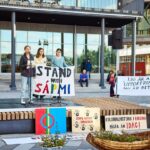 Greta Thunberg Instagram - Igår arrangerade vi Gápna ja Leaváža Nuorat (unga i Gabna och Laevas samebyar) en minnesceremoni för förlorade marker och en demonstration ‘STOPP TILL FORTSATT EXPLOATERING’ i Giron/Kiruna. Manifestationen genomfördes med tillrest stöd ifrån @fridaysforfuture.swe @gretathunberg @saminuorra @noerehorg mfl. LKAB offentliggjorde i januari 2023 nyheten och önskan om att öppna ännu en gruva nära Giron/Kiruna gällande den malmfyndigheten som kallas ”Per Geijer”- malmen. LKAB har sedan länge känt till att det finns förekomst av jordartsmetaller i Kiruna då slaggen, det vill säga det som redan brutits i befintliga gruvor, innehåller låga halter. LKAB skulle kunna ta vara på jordartsmetallerna i slaggen, men det är en mer komplicerad process - för statliga LKAB - än att fortsätta som vanligt och fortsatt ta ännu mer urfolksmark i anspråk för att öppna ännu fler gruvor, för ta upp ännu mer ny malm. På Gabna och Laevas samebyars marker finns redan LKAB-gruvorna; Kiirunavaara, Mertainen, Leväniemi, Gruvberget och Masungsbyn. Det som utvinns fraktas på bilväg och järnväg i sicksack genom våra renbetesmarker. Utöver dessa gruvor vill bolaget Copperstone återöppna en gruva i Kiruna, LKAB vill samtidigt starta en ny gruva, medan Talga AB vill förlägga sina gruvtransporter på samebyarnas marker. Den tradtionella renskötseln är nu nära kollaps till följd av alla markingrepp. Renarna tvingas avstå markområde efter markområde. Vi unga samer ser med desperation hur kulturen, språket och renarna undan för undan dör, vi har inget annat val än att göra våra röster hörda! Många unga samer i Kiruna känner en stor oro för sin framtid och vår urfolkskultur i och med de beslut som tas av andra, som påverkar oss och som vi inte har en röst i. Det här är vår chans att göra våra röster hörda. Det var en både hoppfull och tung dag för många men budskapet gick fram: det räcker nu. Vår bedömning av vad ekosystemen, markerna, skogarna, luften och vattnet tål måste också höras. Vi tänker inte säga farväl till mer mark! #standwithsápmigabnaleavas #čsv #standwithsápmi ❤️💙💚💛 Foto: Hans-Olof Utsi Film och foto 7 & 8: Privat Kiruna, Sweden