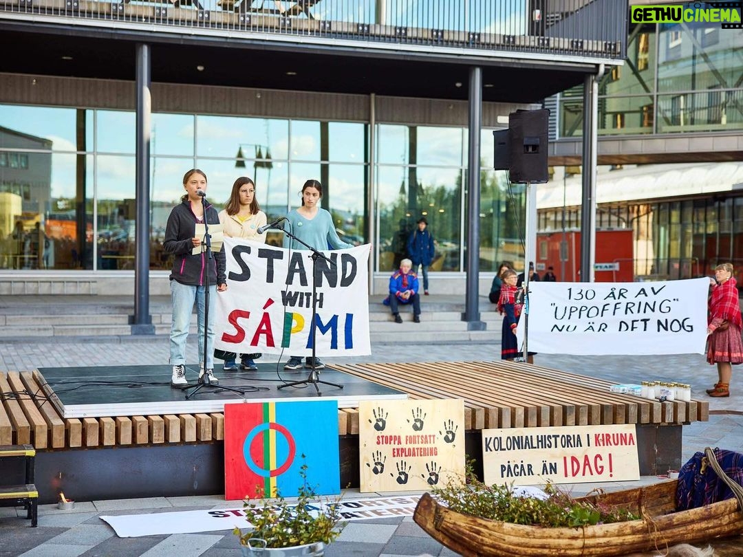Greta Thunberg Instagram - Igår arrangerade vi Gápna ja Leaváža Nuorat (unga i Gabna och Laevas samebyar) en minnesceremoni för förlorade marker och en demonstration ‘STOPP TILL FORTSATT EXPLOATERING’ i Giron/Kiruna. Manifestationen genomfördes med tillrest stöd ifrån @fridaysforfuture.swe @gretathunberg @saminuorra @noerehorg mfl. LKAB offentliggjorde i januari 2023 nyheten och önskan om att öppna ännu en gruva nära Giron/Kiruna gällande den malmfyndigheten som kallas ”Per Geijer”- malmen. LKAB har sedan länge känt till att det finns förekomst av jordartsmetaller i Kiruna då slaggen, det vill säga det som redan brutits i befintliga gruvor, innehåller låga halter. LKAB skulle kunna ta vara på jordartsmetallerna i slaggen, men det är en mer komplicerad process - för statliga LKAB - än att fortsätta som vanligt och fortsatt ta ännu mer urfolksmark i anspråk för att öppna ännu fler gruvor, för ta upp ännu mer ny malm. På Gabna och Laevas samebyars marker finns redan LKAB-gruvorna; Kiirunavaara, Mertainen, Leväniemi, Gruvberget och Masungsbyn. Det som utvinns fraktas på bilväg och järnväg i sicksack genom våra renbetesmarker. Utöver dessa gruvor vill bolaget Copperstone återöppna en gruva i Kiruna, LKAB vill samtidigt starta en ny gruva, medan Talga AB vill förlägga sina gruvtransporter på samebyarnas marker. Den tradtionella renskötseln är nu nära kollaps till följd av alla markingrepp. Renarna tvingas avstå markområde efter markområde. Vi unga samer ser med desperation hur kulturen, språket och renarna undan för undan dör, vi har inget annat val än att göra våra röster hörda! Många unga samer i Kiruna känner en stor oro för sin framtid och vår urfolkskultur i och med de beslut som tas av andra, som påverkar oss och som vi inte har en röst i. Det här är vår chans att göra våra röster hörda. Det var en både hoppfull och tung dag för många men budskapet gick fram: det räcker nu. Vår bedömning av vad ekosystemen, markerna, skogarna, luften och vattnet tål måste också höras. Vi tänker inte säga farväl till mer mark! #standwithsápmigabnaleavas #čsv #standwithsápmi ❤️💙💚💛 Foto: Hans-Olof Utsi Film och foto 7 & 8: Privat Kiruna, Sweden