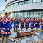 Greta Thunberg Instagram - Igår arrangerade vi Gápna ja Leaváža Nuorat (unga i Gabna och Laevas samebyar) en minnesceremoni för förlorade marker och en demonstration ‘STOPP TILL FORTSATT EXPLOATERING’ i Giron/Kiruna. Manifestationen genomfördes med tillrest stöd ifrån @fridaysforfuture.swe @gretathunberg @saminuorra @noerehorg mfl. LKAB offentliggjorde i januari 2023 nyheten och önskan om att öppna ännu en gruva nära Giron/Kiruna gällande den malmfyndigheten som kallas ”Per Geijer”- malmen. LKAB har sedan länge känt till att det finns förekomst av jordartsmetaller i Kiruna då slaggen, det vill säga det som redan brutits i befintliga gruvor, innehåller låga halter. LKAB skulle kunna ta vara på jordartsmetallerna i slaggen, men det är en mer komplicerad process - för statliga LKAB - än att fortsätta som vanligt och fortsatt ta ännu mer urfolksmark i anspråk för att öppna ännu fler gruvor, för ta upp ännu mer ny malm. På Gabna och Laevas samebyars marker finns redan LKAB-gruvorna; Kiirunavaara, Mertainen, Leväniemi, Gruvberget och Masungsbyn. Det som utvinns fraktas på bilväg och järnväg i sicksack genom våra renbetesmarker. Utöver dessa gruvor vill bolaget Copperstone återöppna en gruva i Kiruna, LKAB vill samtidigt starta en ny gruva, medan Talga AB vill förlägga sina gruvtransporter på samebyarnas marker. Den tradtionella renskötseln är nu nära kollaps till följd av alla markingrepp. Renarna tvingas avstå markområde efter markområde. Vi unga samer ser med desperation hur kulturen, språket och renarna undan för undan dör, vi har inget annat val än att göra våra röster hörda! Många unga samer i Kiruna känner en stor oro för sin framtid och vår urfolkskultur i och med de beslut som tas av andra, som påverkar oss och som vi inte har en röst i. Det här är vår chans att göra våra röster hörda. Det var en både hoppfull och tung dag för många men budskapet gick fram: det räcker nu. Vår bedömning av vad ekosystemen, markerna, skogarna, luften och vattnet tål måste också höras. Vi tänker inte säga farväl till mer mark! #standwithsápmigabnaleavas #čsv #standwithsápmi ❤️💙💚💛 Foto: Hans-Olof Utsi Film och foto 7 & 8: Privat Kiruna, Sweden