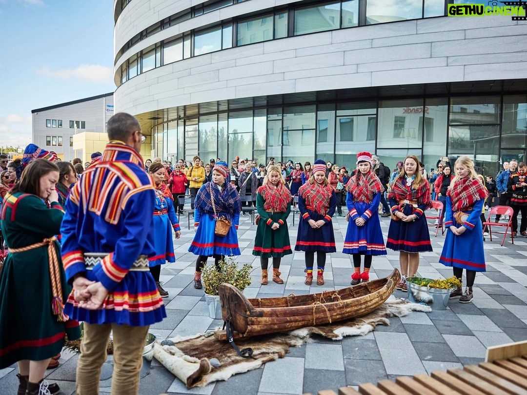 Greta Thunberg Instagram - Igår arrangerade vi Gápna ja Leaváža Nuorat (unga i Gabna och Laevas samebyar) en minnesceremoni för förlorade marker och en demonstration ‘STOPP TILL FORTSATT EXPLOATERING’ i Giron/Kiruna. Manifestationen genomfördes med tillrest stöd ifrån @fridaysforfuture.swe @gretathunberg @saminuorra @noerehorg mfl. LKAB offentliggjorde i januari 2023 nyheten och önskan om att öppna ännu en gruva nära Giron/Kiruna gällande den malmfyndigheten som kallas ”Per Geijer”- malmen. LKAB har sedan länge känt till att det finns förekomst av jordartsmetaller i Kiruna då slaggen, det vill säga det som redan brutits i befintliga gruvor, innehåller låga halter. LKAB skulle kunna ta vara på jordartsmetallerna i slaggen, men det är en mer komplicerad process - för statliga LKAB - än att fortsätta som vanligt och fortsatt ta ännu mer urfolksmark i anspråk för att öppna ännu fler gruvor, för ta upp ännu mer ny malm. På Gabna och Laevas samebyars marker finns redan LKAB-gruvorna; Kiirunavaara, Mertainen, Leväniemi, Gruvberget och Masungsbyn. Det som utvinns fraktas på bilväg och järnväg i sicksack genom våra renbetesmarker. Utöver dessa gruvor vill bolaget Copperstone återöppna en gruva i Kiruna, LKAB vill samtidigt starta en ny gruva, medan Talga AB vill förlägga sina gruvtransporter på samebyarnas marker. Den tradtionella renskötseln är nu nära kollaps till följd av alla markingrepp. Renarna tvingas avstå markområde efter markområde. Vi unga samer ser med desperation hur kulturen, språket och renarna undan för undan dör, vi har inget annat val än att göra våra röster hörda! Många unga samer i Kiruna känner en stor oro för sin framtid och vår urfolkskultur i och med de beslut som tas av andra, som påverkar oss och som vi inte har en röst i. Det här är vår chans att göra våra röster hörda. Det var en både hoppfull och tung dag för många men budskapet gick fram: det räcker nu. Vår bedömning av vad ekosystemen, markerna, skogarna, luften och vattnet tål måste också höras. Vi tänker inte säga farväl till mer mark! #standwithsápmigabnaleavas #čsv #standwithsápmi ❤️💙💚💛 Foto: Hans-Olof Utsi Film och foto 7 & 8: Privat Kiruna, Sweden