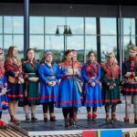 Greta Thunberg Instagram - Igår arrangerade vi Gápna ja Leaváža Nuorat (unga i Gabna och Laevas samebyar) en minnesceremoni för förlorade marker och en demonstration ‘STOPP TILL FORTSATT EXPLOATERING’ i Giron/Kiruna. Manifestationen genomfördes med tillrest stöd ifrån @fridaysforfuture.swe @gretathunberg @saminuorra @noerehorg mfl. LKAB offentliggjorde i januari 2023 nyheten och önskan om att öppna ännu en gruva nära Giron/Kiruna gällande den malmfyndigheten som kallas ”Per Geijer”- malmen. LKAB har sedan länge känt till att det finns förekomst av jordartsmetaller i Kiruna då slaggen, det vill säga det som redan brutits i befintliga gruvor, innehåller låga halter. LKAB skulle kunna ta vara på jordartsmetallerna i slaggen, men det är en mer komplicerad process - för statliga LKAB - än att fortsätta som vanligt och fortsatt ta ännu mer urfolksmark i anspråk för att öppna ännu fler gruvor, för ta upp ännu mer ny malm. På Gabna och Laevas samebyars marker finns redan LKAB-gruvorna; Kiirunavaara, Mertainen, Leväniemi, Gruvberget och Masungsbyn. Det som utvinns fraktas på bilväg och järnväg i sicksack genom våra renbetesmarker. Utöver dessa gruvor vill bolaget Copperstone återöppna en gruva i Kiruna, LKAB vill samtidigt starta en ny gruva, medan Talga AB vill förlägga sina gruvtransporter på samebyarnas marker. Den tradtionella renskötseln är nu nära kollaps till följd av alla markingrepp. Renarna tvingas avstå markområde efter markområde. Vi unga samer ser med desperation hur kulturen, språket och renarna undan för undan dör, vi har inget annat val än att göra våra röster hörda! Många unga samer i Kiruna känner en stor oro för sin framtid och vår urfolkskultur i och med de beslut som tas av andra, som påverkar oss och som vi inte har en röst i. Det här är vår chans att göra våra röster hörda. Det var en både hoppfull och tung dag för många men budskapet gick fram: det räcker nu. Vår bedömning av vad ekosystemen, markerna, skogarna, luften och vattnet tål måste också höras. Vi tänker inte säga farväl till mer mark! #standwithsápmigabnaleavas #čsv #standwithsápmi ❤️💙💚💛 Foto: Hans-Olof Utsi Film och foto 7 & 8: Privat Kiruna, Sweden