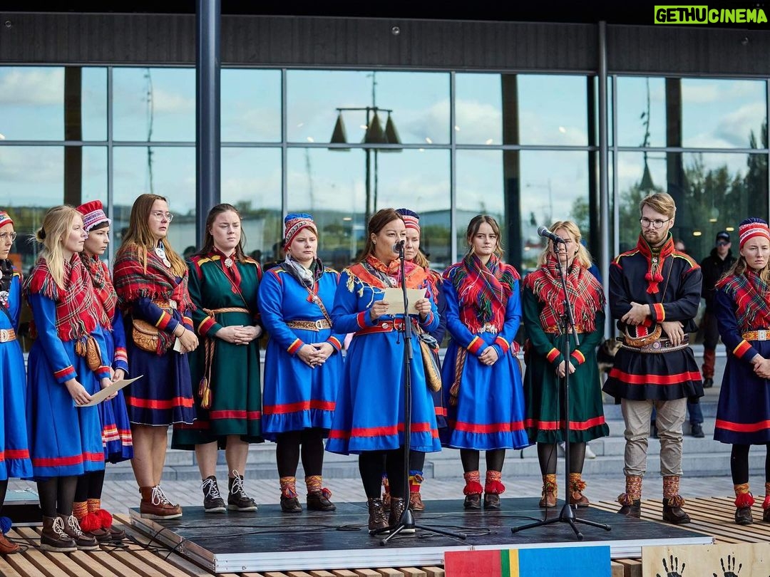 Greta Thunberg Instagram - Igår arrangerade vi Gápna ja Leaváža Nuorat (unga i Gabna och Laevas samebyar) en minnesceremoni för förlorade marker och en demonstration ‘STOPP TILL FORTSATT EXPLOATERING’ i Giron/Kiruna. Manifestationen genomfördes med tillrest stöd ifrån @fridaysforfuture.swe @gretathunberg @saminuorra @noerehorg mfl. LKAB offentliggjorde i januari 2023 nyheten och önskan om att öppna ännu en gruva nära Giron/Kiruna gällande den malmfyndigheten som kallas ”Per Geijer”- malmen. LKAB har sedan länge känt till att det finns förekomst av jordartsmetaller i Kiruna då slaggen, det vill säga det som redan brutits i befintliga gruvor, innehåller låga halter. LKAB skulle kunna ta vara på jordartsmetallerna i slaggen, men det är en mer komplicerad process - för statliga LKAB - än att fortsätta som vanligt och fortsatt ta ännu mer urfolksmark i anspråk för att öppna ännu fler gruvor, för ta upp ännu mer ny malm. På Gabna och Laevas samebyars marker finns redan LKAB-gruvorna; Kiirunavaara, Mertainen, Leväniemi, Gruvberget och Masungsbyn. Det som utvinns fraktas på bilväg och järnväg i sicksack genom våra renbetesmarker. Utöver dessa gruvor vill bolaget Copperstone återöppna en gruva i Kiruna, LKAB vill samtidigt starta en ny gruva, medan Talga AB vill förlägga sina gruvtransporter på samebyarnas marker. Den tradtionella renskötseln är nu nära kollaps till följd av alla markingrepp. Renarna tvingas avstå markområde efter markområde. Vi unga samer ser med desperation hur kulturen, språket och renarna undan för undan dör, vi har inget annat val än att göra våra röster hörda! Många unga samer i Kiruna känner en stor oro för sin framtid och vår urfolkskultur i och med de beslut som tas av andra, som påverkar oss och som vi inte har en röst i. Det här är vår chans att göra våra röster hörda. Det var en både hoppfull och tung dag för många men budskapet gick fram: det räcker nu. Vår bedömning av vad ekosystemen, markerna, skogarna, luften och vattnet tål måste också höras. Vi tänker inte säga farväl till mer mark! #standwithsápmigabnaleavas #čsv #standwithsápmi ❤️💙💚💛 Foto: Hans-Olof Utsi Film och foto 7 & 8: Privat Kiruna, Sweden