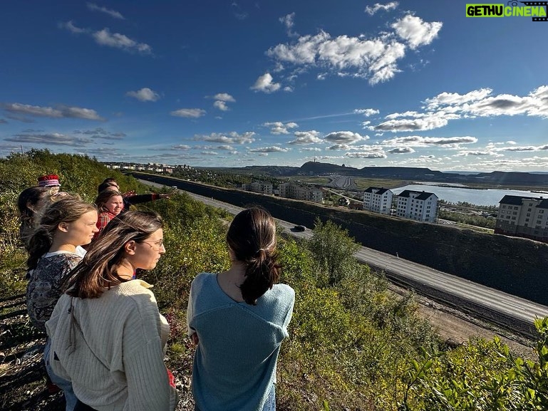 Greta Thunberg Instagram - Igår arrangerade vi Gápna ja Leaváža Nuorat (unga i Gabna och Laevas samebyar) en minnesceremoni för förlorade marker och en demonstration ‘STOPP TILL FORTSATT EXPLOATERING’ i Giron/Kiruna. Manifestationen genomfördes med tillrest stöd ifrån @fridaysforfuture.swe @gretathunberg @saminuorra @noerehorg mfl. LKAB offentliggjorde i januari 2023 nyheten och önskan om att öppna ännu en gruva nära Giron/Kiruna gällande den malmfyndigheten som kallas ”Per Geijer”- malmen. LKAB har sedan länge känt till att det finns förekomst av jordartsmetaller i Kiruna då slaggen, det vill säga det som redan brutits i befintliga gruvor, innehåller låga halter. LKAB skulle kunna ta vara på jordartsmetallerna i slaggen, men det är en mer komplicerad process - för statliga LKAB - än att fortsätta som vanligt och fortsatt ta ännu mer urfolksmark i anspråk för att öppna ännu fler gruvor, för ta upp ännu mer ny malm. På Gabna och Laevas samebyars marker finns redan LKAB-gruvorna; Kiirunavaara, Mertainen, Leväniemi, Gruvberget och Masungsbyn. Det som utvinns fraktas på bilväg och järnväg i sicksack genom våra renbetesmarker. Utöver dessa gruvor vill bolaget Copperstone återöppna en gruva i Kiruna, LKAB vill samtidigt starta en ny gruva, medan Talga AB vill förlägga sina gruvtransporter på samebyarnas marker. Den tradtionella renskötseln är nu nära kollaps till följd av alla markingrepp. Renarna tvingas avstå markområde efter markområde. Vi unga samer ser med desperation hur kulturen, språket och renarna undan för undan dör, vi har inget annat val än att göra våra röster hörda! Många unga samer i Kiruna känner en stor oro för sin framtid och vår urfolkskultur i och med de beslut som tas av andra, som påverkar oss och som vi inte har en röst i. Det här är vår chans att göra våra röster hörda. Det var en både hoppfull och tung dag för många men budskapet gick fram: det räcker nu. Vår bedömning av vad ekosystemen, markerna, skogarna, luften och vattnet tål måste också höras. Vi tänker inte säga farväl till mer mark! #standwithsápmigabnaleavas #čsv #standwithsápmi ❤️💙💚💛 Foto: Hans-Olof Utsi Film och foto 7 & 8: Privat Kiruna, Sweden