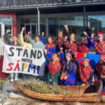 Greta Thunberg Instagram - Igår arrangerade vi Gápna ja Leaváža Nuorat (unga i Gabna och Laevas samebyar) en minnesceremoni för förlorade marker och en demonstration ‘STOPP TILL FORTSATT EXPLOATERING’ i Giron/Kiruna. Manifestationen genomfördes med tillrest stöd ifrån @fridaysforfuture.swe @gretathunberg @saminuorra @noerehorg mfl. LKAB offentliggjorde i januari 2023 nyheten och önskan om att öppna ännu en gruva nära Giron/Kiruna gällande den malmfyndigheten som kallas ”Per Geijer”- malmen. LKAB har sedan länge känt till att det finns förekomst av jordartsmetaller i Kiruna då slaggen, det vill säga det som redan brutits i befintliga gruvor, innehåller låga halter. LKAB skulle kunna ta vara på jordartsmetallerna i slaggen, men det är en mer komplicerad process - för statliga LKAB - än att fortsätta som vanligt och fortsatt ta ännu mer urfolksmark i anspråk för att öppna ännu fler gruvor, för ta upp ännu mer ny malm. På Gabna och Laevas samebyars marker finns redan LKAB-gruvorna; Kiirunavaara, Mertainen, Leväniemi, Gruvberget och Masungsbyn. Det som utvinns fraktas på bilväg och järnväg i sicksack genom våra renbetesmarker. Utöver dessa gruvor vill bolaget Copperstone återöppna en gruva i Kiruna, LKAB vill samtidigt starta en ny gruva, medan Talga AB vill förlägga sina gruvtransporter på samebyarnas marker. Den tradtionella renskötseln är nu nära kollaps till följd av alla markingrepp. Renarna tvingas avstå markområde efter markområde. Vi unga samer ser med desperation hur kulturen, språket och renarna undan för undan dör, vi har inget annat val än att göra våra röster hörda! Många unga samer i Kiruna känner en stor oro för sin framtid och vår urfolkskultur i och med de beslut som tas av andra, som påverkar oss och som vi inte har en röst i. Det här är vår chans att göra våra röster hörda. Det var en både hoppfull och tung dag för många men budskapet gick fram: det räcker nu. Vår bedömning av vad ekosystemen, markerna, skogarna, luften och vattnet tål måste också höras. Vi tänker inte säga farväl till mer mark! #standwithsápmigabnaleavas #čsv #standwithsápmi ❤️💙💚💛 Foto: Hans-Olof Utsi Film och foto 7 & 8: Privat Kiruna, Sweden