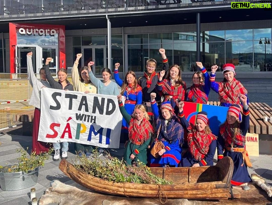 Greta Thunberg Instagram - Igår arrangerade vi Gápna ja Leaváža Nuorat (unga i Gabna och Laevas samebyar) en minnesceremoni för förlorade marker och en demonstration ‘STOPP TILL FORTSATT EXPLOATERING’ i Giron/Kiruna. Manifestationen genomfördes med tillrest stöd ifrån @fridaysforfuture.swe @gretathunberg @saminuorra @noerehorg mfl. LKAB offentliggjorde i januari 2023 nyheten och önskan om att öppna ännu en gruva nära Giron/Kiruna gällande den malmfyndigheten som kallas ”Per Geijer”- malmen. LKAB har sedan länge känt till att det finns förekomst av jordartsmetaller i Kiruna då slaggen, det vill säga det som redan brutits i befintliga gruvor, innehåller låga halter. LKAB skulle kunna ta vara på jordartsmetallerna i slaggen, men det är en mer komplicerad process - för statliga LKAB - än att fortsätta som vanligt och fortsatt ta ännu mer urfolksmark i anspråk för att öppna ännu fler gruvor, för ta upp ännu mer ny malm. På Gabna och Laevas samebyars marker finns redan LKAB-gruvorna; Kiirunavaara, Mertainen, Leväniemi, Gruvberget och Masungsbyn. Det som utvinns fraktas på bilväg och järnväg i sicksack genom våra renbetesmarker. Utöver dessa gruvor vill bolaget Copperstone återöppna en gruva i Kiruna, LKAB vill samtidigt starta en ny gruva, medan Talga AB vill förlägga sina gruvtransporter på samebyarnas marker. Den tradtionella renskötseln är nu nära kollaps till följd av alla markingrepp. Renarna tvingas avstå markområde efter markområde. Vi unga samer ser med desperation hur kulturen, språket och renarna undan för undan dör, vi har inget annat val än att göra våra röster hörda! Många unga samer i Kiruna känner en stor oro för sin framtid och vår urfolkskultur i och med de beslut som tas av andra, som påverkar oss och som vi inte har en röst i. Det här är vår chans att göra våra röster hörda. Det var en både hoppfull och tung dag för många men budskapet gick fram: det räcker nu. Vår bedömning av vad ekosystemen, markerna, skogarna, luften och vattnet tål måste också höras. Vi tänker inte säga farväl till mer mark! #standwithsápmigabnaleavas #čsv #standwithsápmi ❤️💙💚💛 Foto: Hans-Olof Utsi Film och foto 7 & 8: Privat Kiruna, Sweden