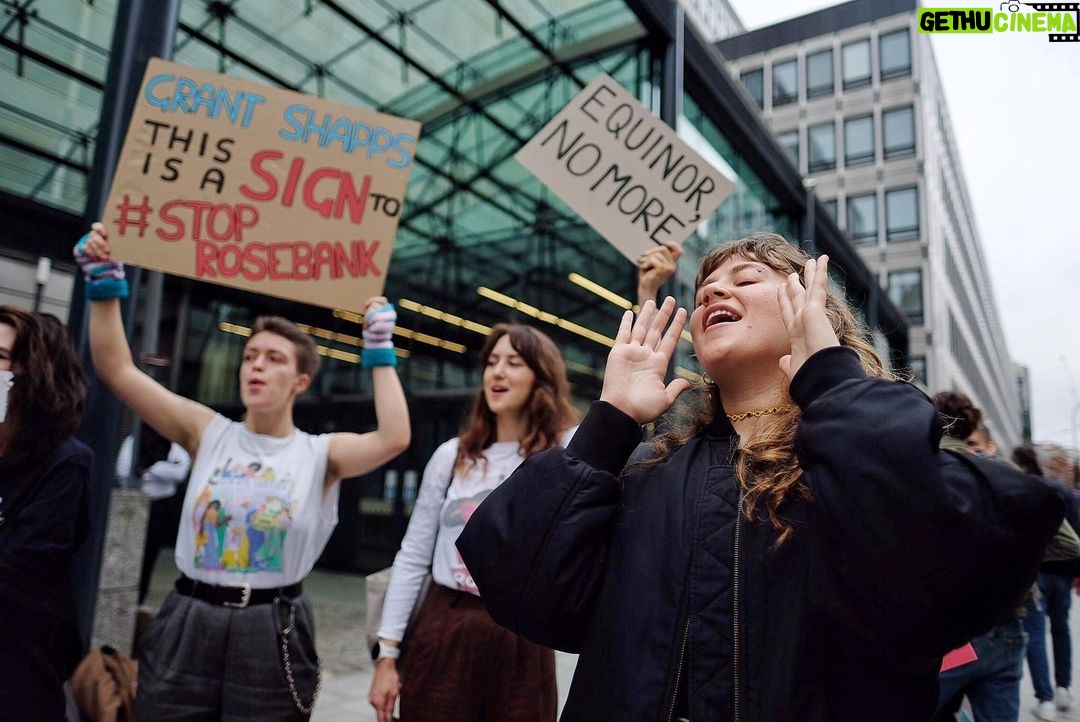 Greta Thunberg Instagram - Week 258. Today I joined climate activists from @stopcambo to demand the UK and Norway to #StopRosebank. If approved, extracted and burned, this one oil field would produce more CO2 than 28 countries in the Global South do in a year. Global leaders have been told time and time again that we can't have any more new oil and gas if we want to limit global warming to 1,5°C. Yet the UK and Norwegian state-owned oil giant @equinor want to push through this disaster. @Equinor made record-breaking profits last year by causing record-breaking temperatures across the world. And it would get billions in tax breaks to open this disastrous field. Even though it would do nothing to lower energy bills or energy security. For a safe climate and affordable energy, rich countries like the UK must stop expanding oil and gas production. The first step is to #StopRosebank. You can help. Go to @stopcambo to find out more and get involved in the campaign. 📸: @protests_photos London, United Kingdom