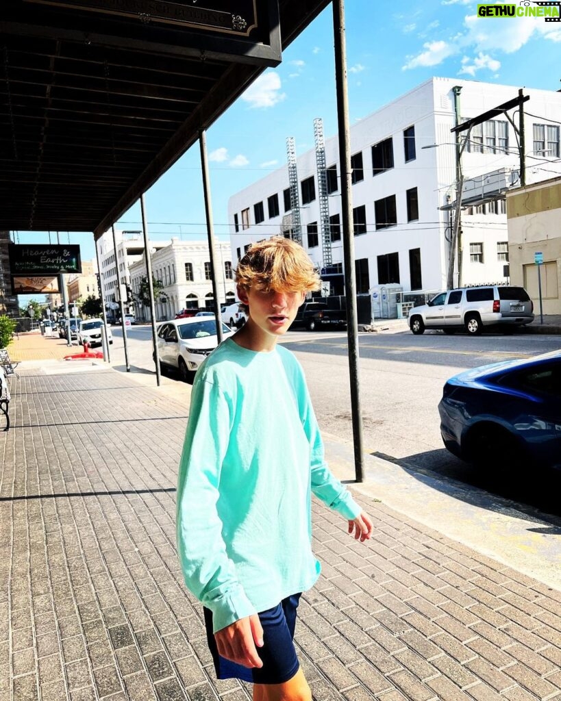 Griffin Wallace Henkel Instagram - A little time in #Galveston #texas #summer #2023 #familytime #shopping #pelicans #grateful #mikesicecream
