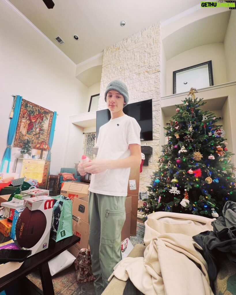 Griffin Wallace Henkel Instagram - #christmas morning