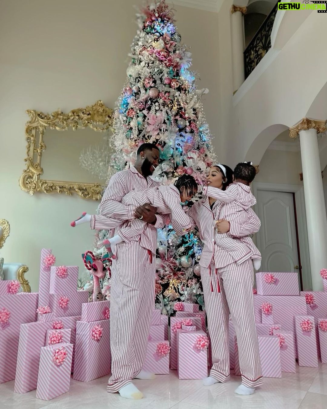 Gucci Mane - 413.4K Likes - Merry Christmas from the Davis Family 🎅🏿 🎄 🎅🏿