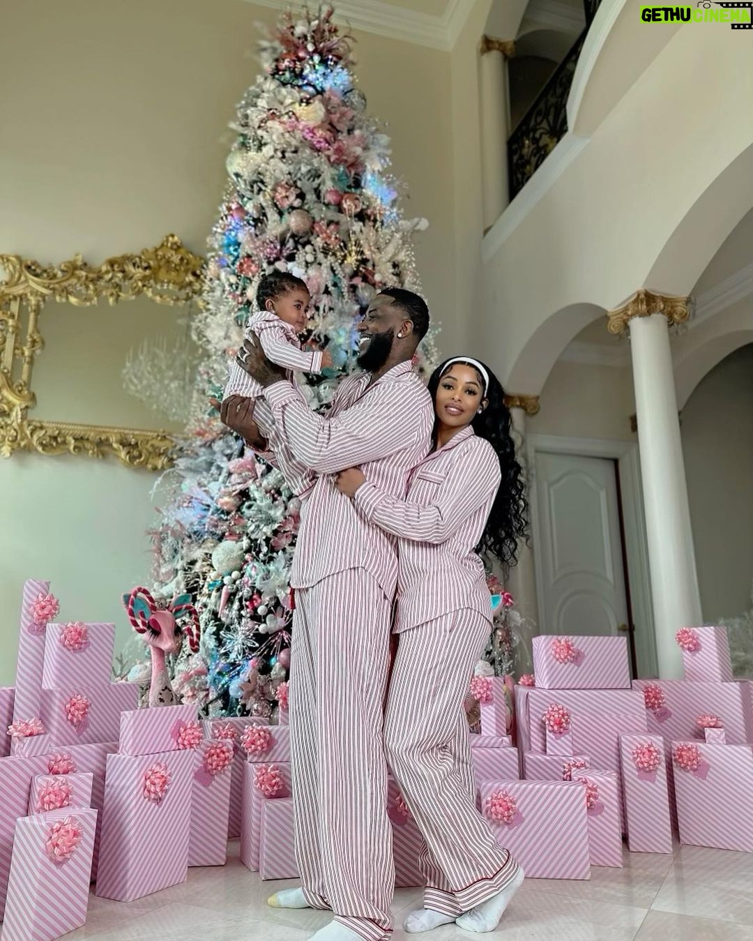 Gucci Mane - 413.4K Likes - Merry Christmas from the Davis Family 🎅🏿 🎄 🎅🏿