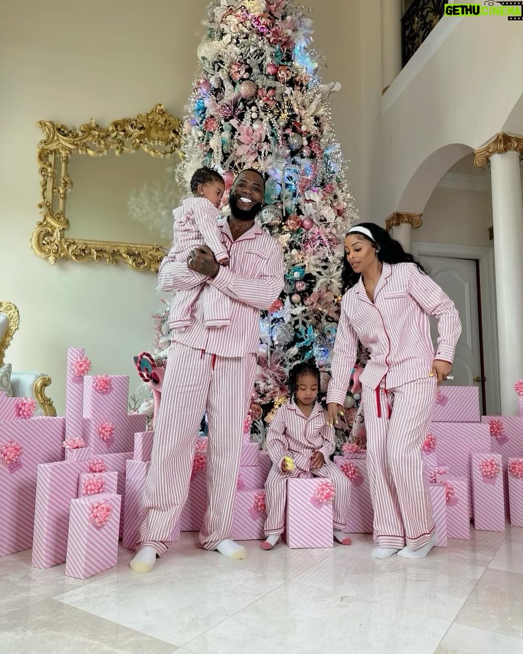 Gucci Mane - 413.4K Likes - Merry Christmas from the Davis Family 🎅🏿 🎄 🎅🏿