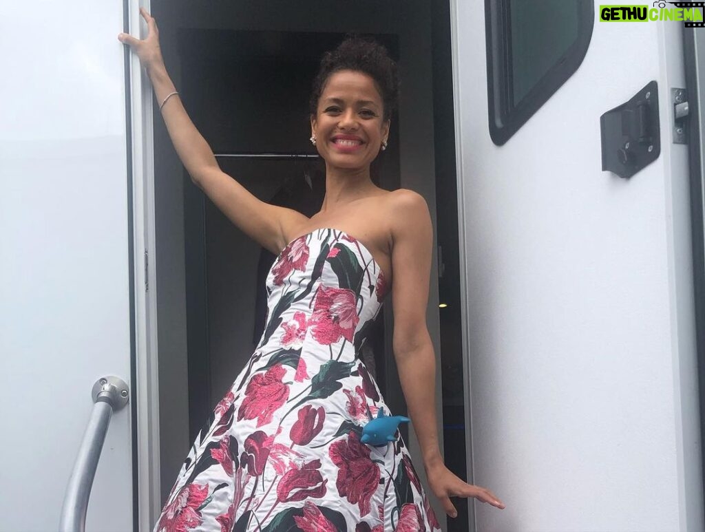 Gugu Mbatha-Raw Instagram - Sharing some Surface behind the scenes joy! ✨✨✨ What a ride! P.s. Can you spot my emotional support dolphin?! 🐳 😂 Binge the whole season @appletvplus 🌊 #bts #surface