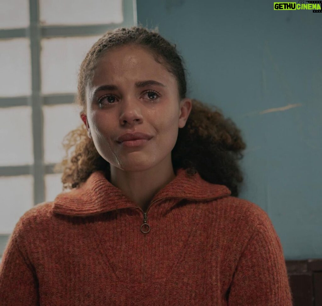Gugu Mbatha-Raw Instagram - @jessicakate_plummer Appreciation post!!! 💗💗💗 A joy to tag team with the luminous Jessica Plummer as Jane and Emma in The Girl Before. 👉🏽 sharing some images from her brilliant performance! Catch all episodes on @bbciplayer now! #TheGirlBefore #42 #bestdopplegangerever 👭🏽