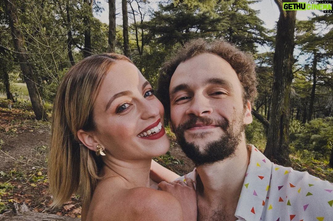 Guilherme Moura Instagram - Olá. Queria agradecer a todos os que tiveram paciência e esperaram quase um ano por uma nova publicação! Pode ser que para a próxima demore apenas seis meses. Retrospectiva do ano que passou em três fotografias: 1 - Continua a ser quem mais amo e a mais linda. 2 - Tenho a família, também, mais linda e incrível. 3 - Sou linde.
