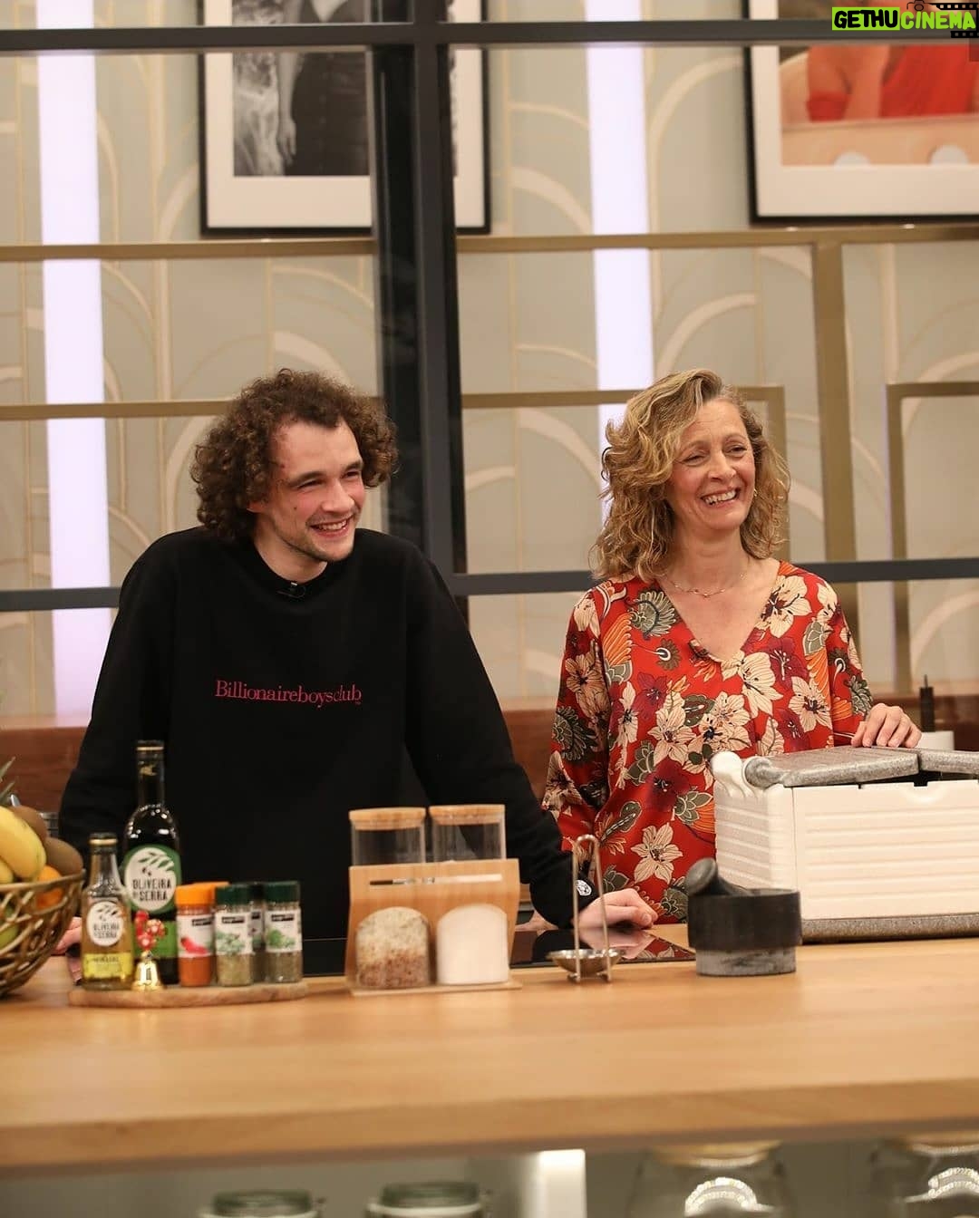 Guilherme Moura Instagram - Fui com a mãezinha fazer bolos! Obrigado por ser sempre tão bem recebido nesta bela casa! @dailycristina @oprogramadacristinasic @sicoficial