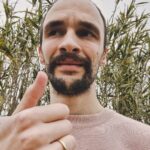 Guilherme Moura Instagram - Estamos assim, velho, careca e desempregado. Obrigado 2023! Top 3 pior ano da minha vida. Família é o que me salva.