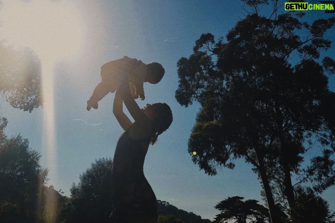 Guilherme Moura Instagram - Olá. Queria agradecer a todos os que tiveram paciência e esperaram quase um ano por uma nova publicação! Pode ser que para a próxima demore apenas seis meses. Retrospectiva do ano que passou em três fotografias: 1 - Continua a ser quem mais amo e a mais linda. 2 - Tenho a família, também, mais linda e incrível. 3 - Sou linde.
