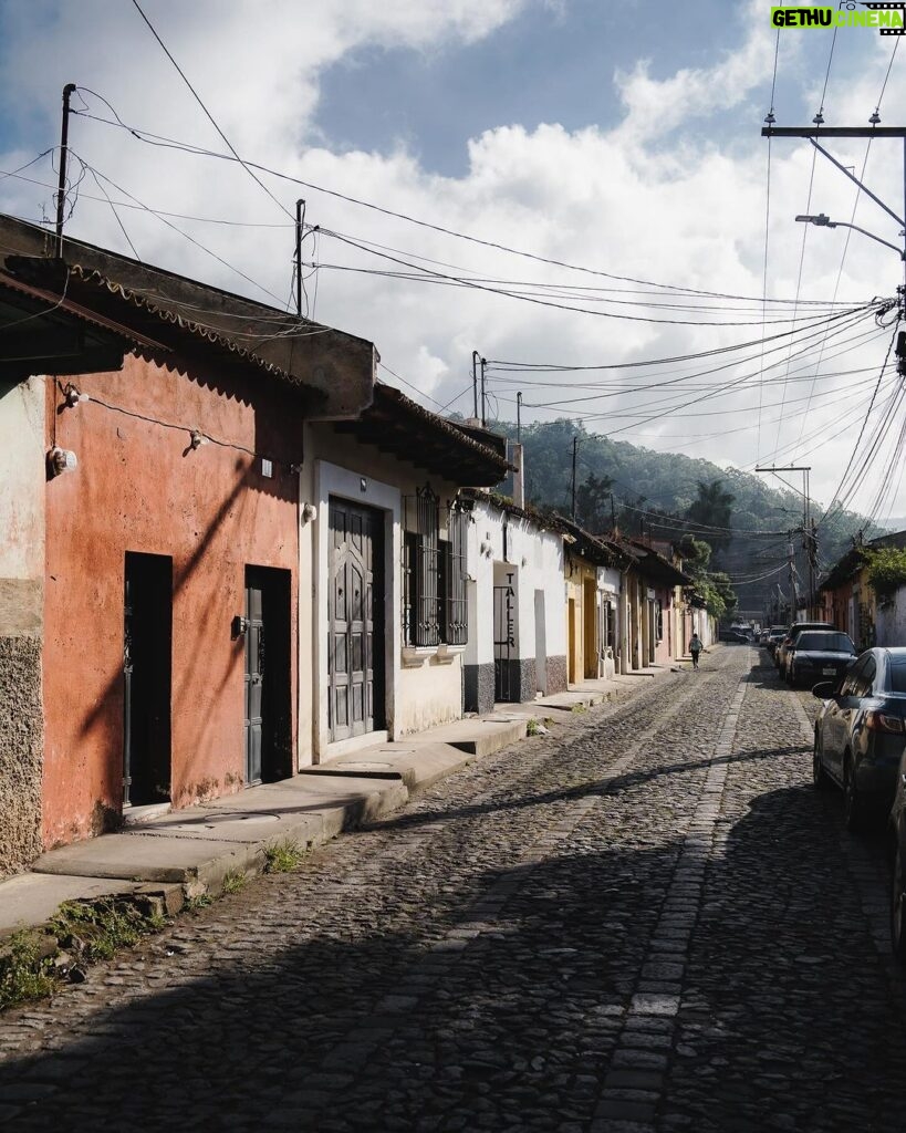 Guillaume St-Amand Instagram - Un 48h à Antigua pendant le festival de las Flores. Une ville chaleureuse, colorée et avec une énergie effervescente. Définitivement une ville incontournable à considérer lors de votre prochain voyage au Guatemala. 🇬🇹 ✨#guatemala #sonyalpha #sony #gosselinphoto