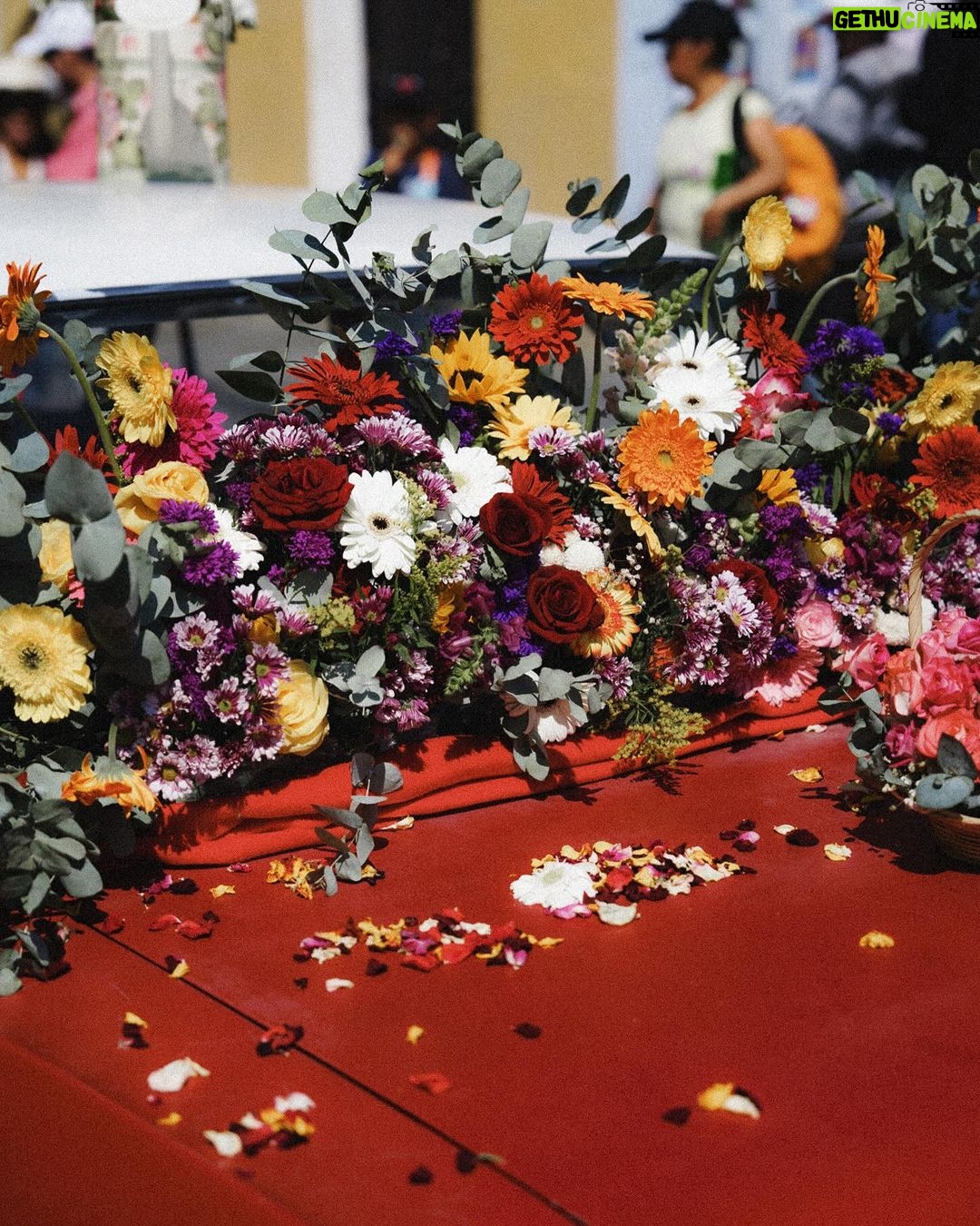 Guillaume St-Amand Instagram - Un 48h à Antigua pendant le festival de las Flores. Une ville chaleureuse, colorée et avec une énergie effervescente. Définitivement une ville incontournable à considérer lors de votre prochain voyage au Guatemala. 🇬🇹 ✨#guatemala #sonyalpha #sony #gosselinphoto