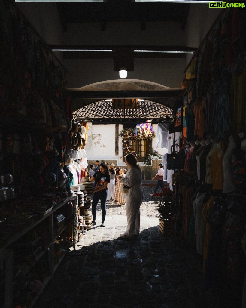 Guillaume St-Amand Instagram - Un 48h à Antigua pendant le festival de las Flores. Une ville chaleureuse, colorée et avec une énergie effervescente. Définitivement une ville incontournable à considérer lors de votre prochain voyage au Guatemala. 🇬🇹 ✨#guatemala #sonyalpha #sony #gosselinphoto