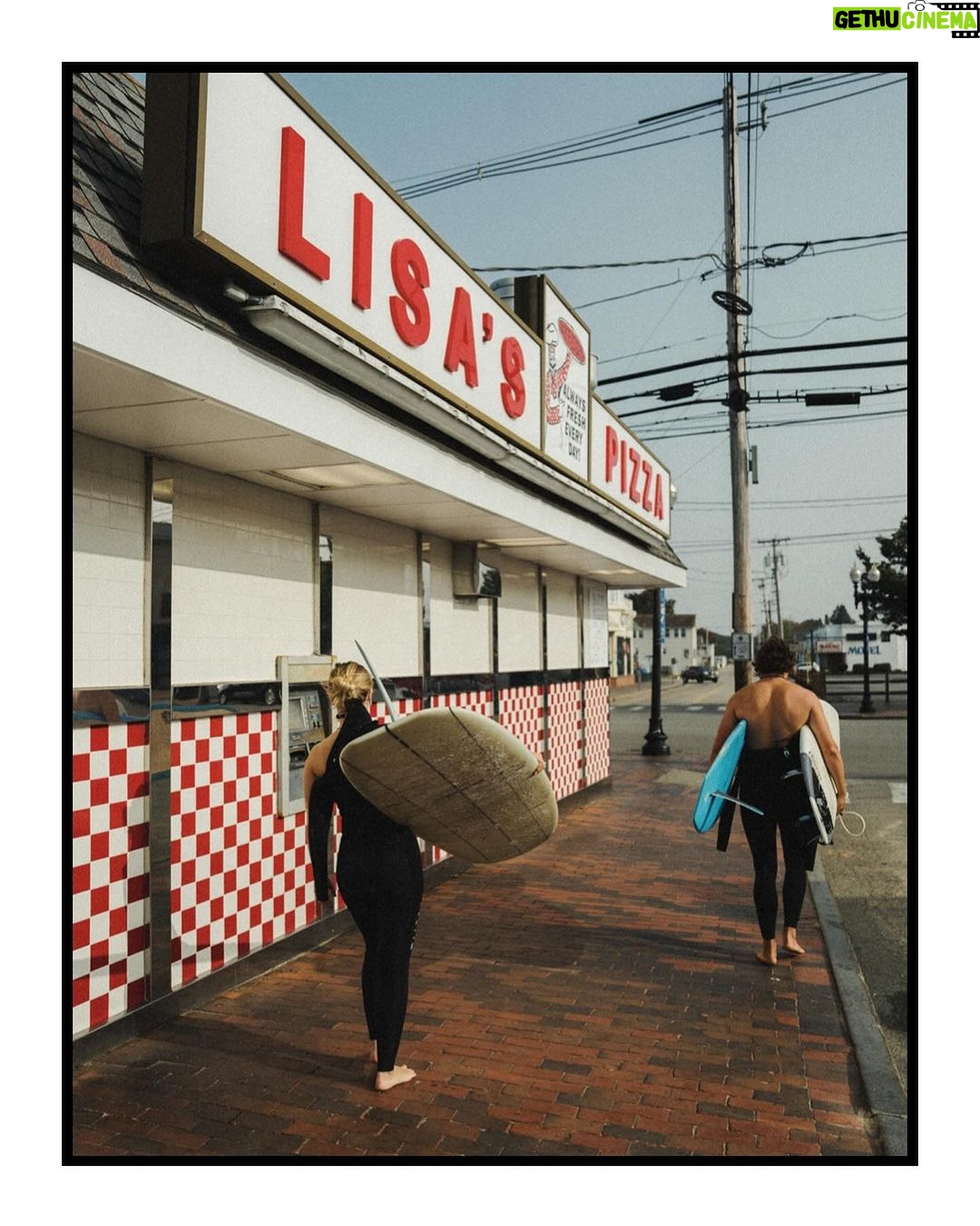 Guillaume St-Amand Instagram - Un plan de dernière minute pour aller surfer dans le Maine avec des personnes que tu ne connais pas? Mmm oui! C’est le genre de trip qui me fait vibrer. De lâcher prise et laisser la vie t’émerveiller. Il arrivera ce qui arrivera. Parce que souvent, on doute ou on se crée un scénario dans notre tête et on fini par réaliser que rien se passe comme on l’avait imaginé. Souvent pour le mieux. Old Orchard Beach Pier