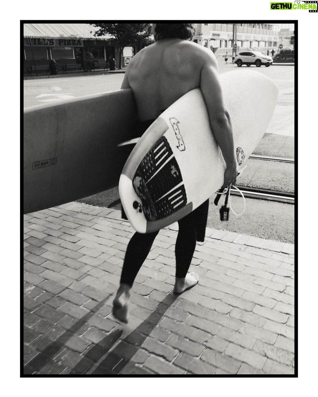 Guillaume St-Amand Instagram - Un plan de dernière minute pour aller surfer dans le Maine avec des personnes que tu ne connais pas? Mmm oui! C’est le genre de trip qui me fait vibrer. De lâcher prise et laisser la vie t’émerveiller. Il arrivera ce qui arrivera. Parce que souvent, on doute ou on se crée un scénario dans notre tête et on fini par réaliser que rien se passe comme on l’avait imaginé. Souvent pour le mieux. Old Orchard Beach Pier