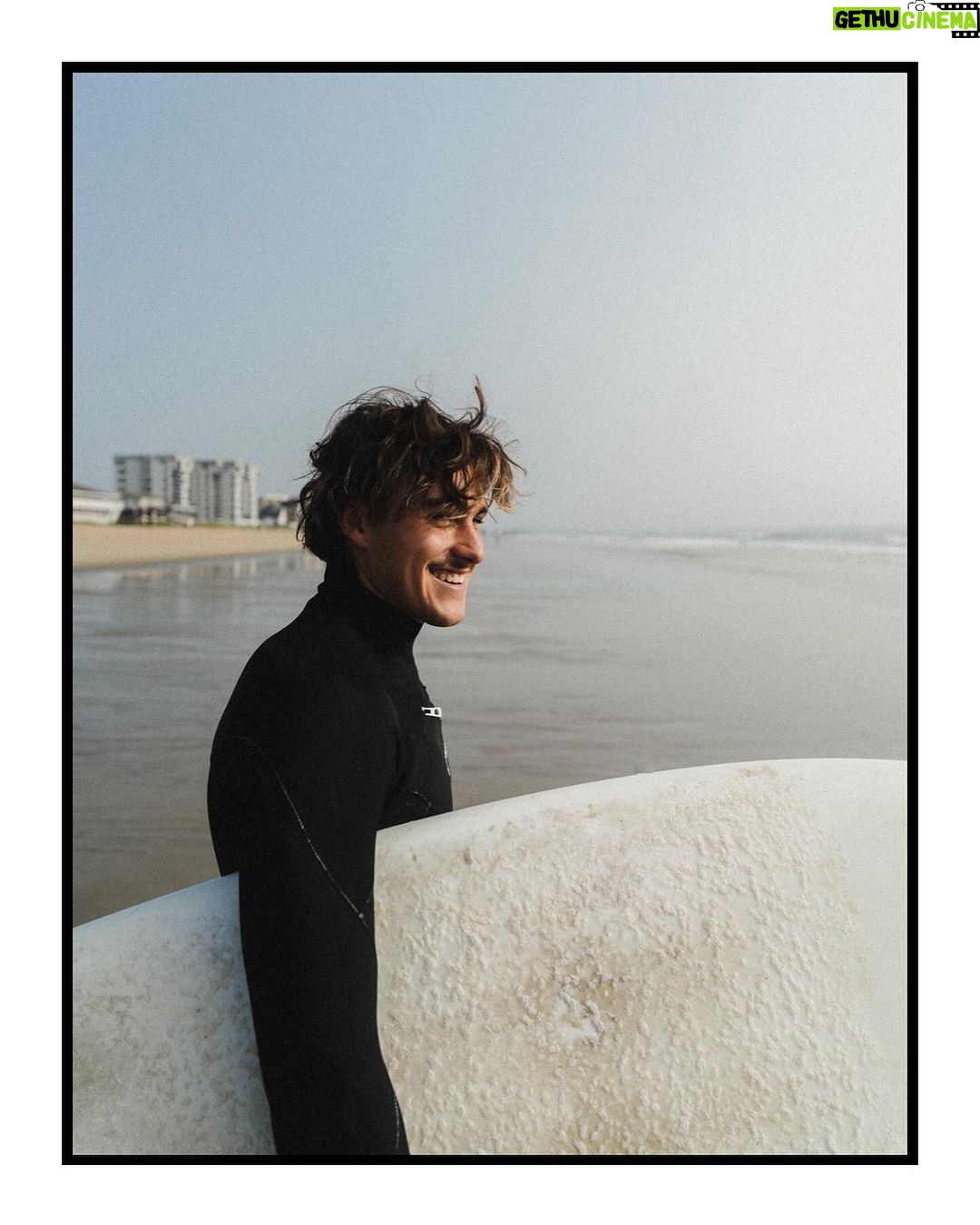 Guillaume St-Amand Instagram - Un plan de dernière minute pour aller surfer dans le Maine avec des personnes que tu ne connais pas? Mmm oui! C’est le genre de trip qui me fait vibrer. De lâcher prise et laisser la vie t’émerveiller. Il arrivera ce qui arrivera. Parce que souvent, on doute ou on se crée un scénario dans notre tête et on fini par réaliser que rien se passe comme on l’avait imaginé. Souvent pour le mieux. Old Orchard Beach Pier