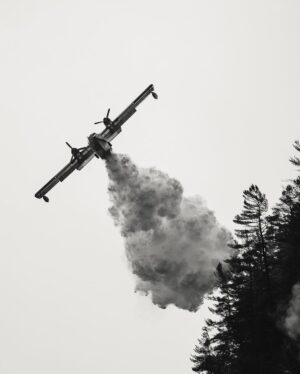 Guillaume St-Amand Instagram - Hier, le service d’incendie de Ste-Adèle a fait appel à l’équipe de @sopfeu afin d’éteindre un feu situé au Mont Baldy, tout près de chez moi. Il Heureusement, tout est maintenant sous contrôle! 
📷 SONY A7RV + 100-400 F4.5-5.6 GM