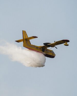 Guillaume St-Amand Instagram - Hier, le service d’incendie de Ste-Adèle a fait appel à l’équipe de @sopfeu afin d’éteindre un feu situé au Mont Baldy, tout près de chez moi. Il Heureusement, tout est maintenant sous contrôle! 
📷 SONY A7RV + 100-400 F4.5-5.6 GM
