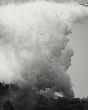 Guillaume St-Amand Instagram - Hier, le service d’incendie de Ste-Adèle a fait appel à l’équipe de @sopfeu afin d’éteindre un feu situé au Mont Baldy, tout près de chez moi. Il Heureusement, tout est maintenant sous contrôle! 
📷 SONY A7RV + 100-400 F4.5-5.6 GM