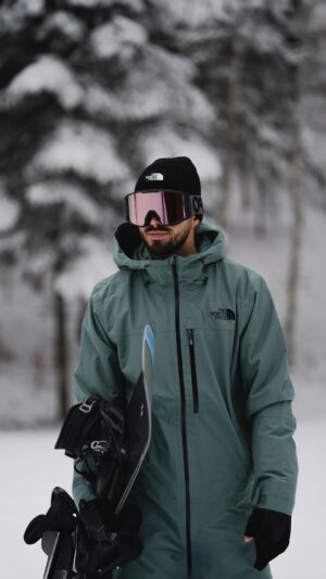 Guillaume St-Amand Instagram - Une des choses que Cam et moi avons en commun, c’est notre amour pour le plein air et les sports d’hiver. C’était inévitable qu’on s’équipe encore une fois cette année chez @sportsexperts parce qu’on adore toujours leur sélection de produits, autant dans les vêtements que l’équipement de sport. Que tu fasses du ski alpin, du snow, du touring ou du ski de fond, rendez-vous dans un Sports Experts pour vivre l’expérience complète grâce aux conseillers sur place. Sur ce, bonne saison! #pub