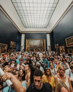 Guillaume St-Amand Instagram - Le Louvre, les gens, moi et mon iPhone.

#shotoniphone #louvremuseum #paris #explorefrance #france #streetphotography #apple