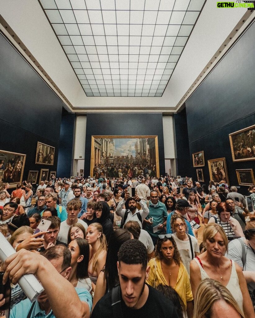 Guillaume St-Amand Instagram - Le Louvre, les gens, moi et mon iPhone. #shotoniphone #louvremuseum #paris #explorefrance #france #streetphotography #apple