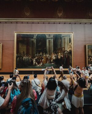 Guillaume St-Amand Instagram - Le Louvre, les gens, moi et mon iPhone.

#shotoniphone #louvremuseum #paris #explorefrance #france #streetphotography #apple