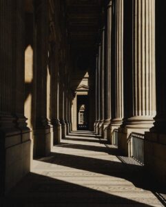 Guillaume St-Amand Instagram - Le Louvre, les gens, moi et mon iPhone. #shotoniphone #louvremuseum #paris #explorefrance #france #streetphotography #apple
