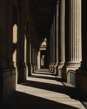 Guillaume St-Amand Instagram - Le Louvre, les gens, moi et mon iPhone.

#shotoniphone #louvremuseum #paris #explorefrance #france #streetphotography #apple