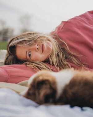 Guillaume St-Amand Instagram - Tu es ma meilleure amie, une partenaire d’affaire, une dog mom exceptionnel, ma confidente… Tu es patiente, attentionnée, drôle et remplie d’amour. Tu es la best des bests et la plus belle à mes yeux. Bonne fête my beautiful soulmate @cam_ds ❤️ 🎁 🎉 EXTRA AT THE END 😂