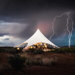 Guillaume St-Amand Instagram – Aujourd’hui est la journée mondiale de la photographie alors voici ma petite storytime. Y’a 7 ans, j’ai tout lâché pour partir à la quête de mon identité en partant en Asie avec mon sac à dos et une petite caméra Sony RX100 III. J’avais aucune attente sauf celle d’apprendre à faire de la photo, pour le fun. Jamais je n’aurais pensé que 7 ans plus tard, ce serait devenu une passion mais aussi mon métier. Ça m’a apporté aux 4 coins du monde, m’a permis de travailler avec des brands que j’adore et de rencontrer des gens inspirants. En fouillant dans mes photos des dernières années, je vois mon évolution, parce que faire de la photo c’est – selon moi – plutôt spirituel,  puisque ça reflète la vision qu’on a de la vie.