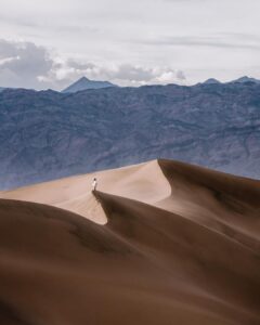Guillaume St-Amand Instagram - Aujourd’hui est la journée mondiale de la photographie alors voici ma petite storytime. Y’a 7 ans, j’ai tout lâché pour partir à la quête de mon identité en partant en Asie avec mon sac à dos et une petite caméra Sony RX100 III. J’avais aucune attente sauf celle d’apprendre à faire de la photo, pour le fun. Jamais je n’aurais pensé que 7 ans plus tard, ce serait devenu une passion mais aussi mon métier. Ça m’a apporté aux 4 coins du monde, m’a permis de travailler avec des brands que j’adore et de rencontrer des gens inspirants. En fouillant dans mes photos des dernières années, je vois mon évolution, parce que faire de la photo c’est - selon moi - plutôt spirituel, puisque ça reflète la vision qu’on a de la vie.