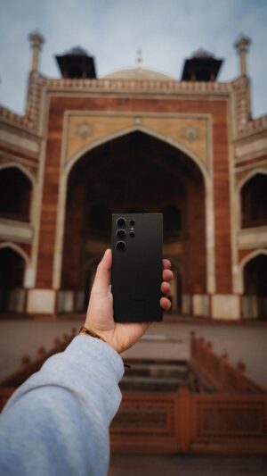 Guillaume St-Amand Instagram - Je vous présente le nouveau @samsung Galaxy S24 Ultra avec @telusfr , un des outils que j’utilise pour documenter mon voyage en Inde. La grande nouveauté cette année est l’arrivée de l’intelligence artificielle Galaxy! Tu peux encercler et rechercher avec Google, faire la traduction AI en direct, modifier tes photos avec le AI et encore plus. Et tu peux tirer le maximum de ce nouvel appareil avec TELUS, le réseau le plus généreux au pays. Visite le lien dans ma bio pour en apprendre plus. #TELUS_Partenaire #galaxys24