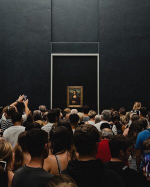 Guillaume St-Amand Instagram - Le Louvre, les gens, moi et mon iPhone.

#shotoniphone #louvremuseum #paris #explorefrance #france #streetphotography #apple